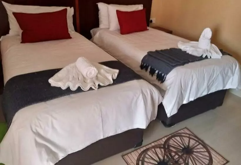 پانسیون Impovu Guest House