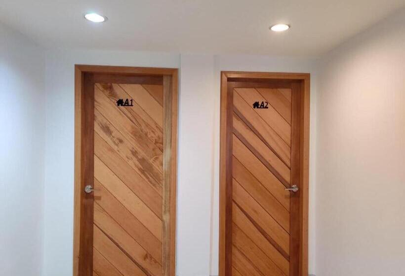 호텔 Baan Arunothai Homestay