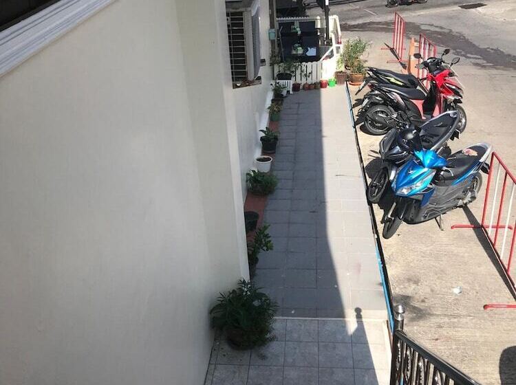 Green Mango Guesthouse Hostel