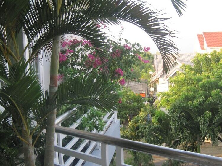 تختخواب و صبحانه The Moon Villa Hoi An