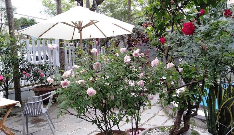 تختخواب و صبحانه The Moon Villa Hoi An