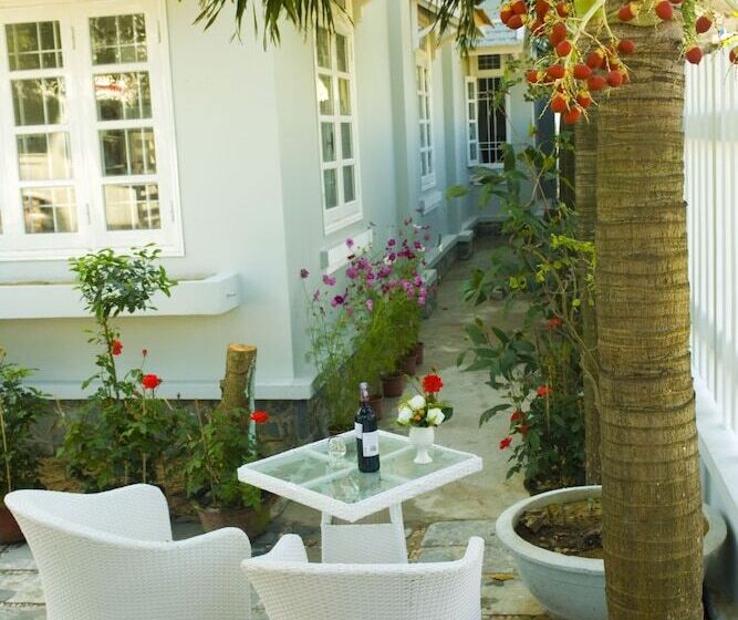 تختخواب و صبحانه The Moon Villa Hoi An