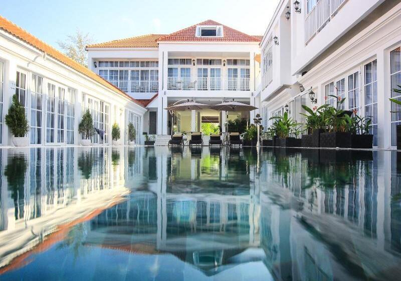 White Boutique Hotel & Residences