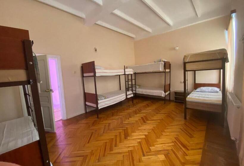 Hostel Golden Fleece