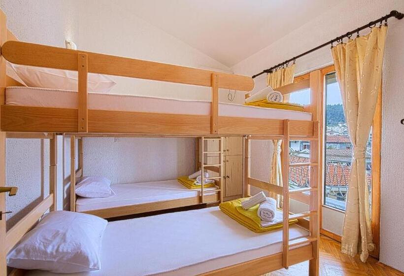 هاستل Pirate Backpackers