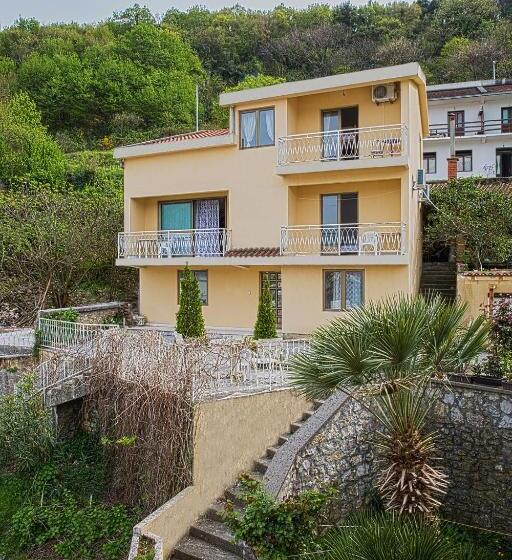 هاستل Pirate Backpackers