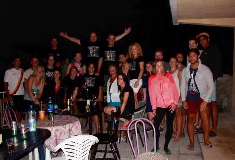 هاستل Pirate Backpackers