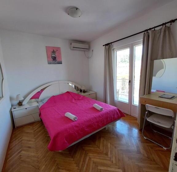 هاستل Pirate Backpackers