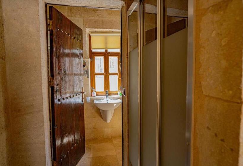 فندق Century Cave