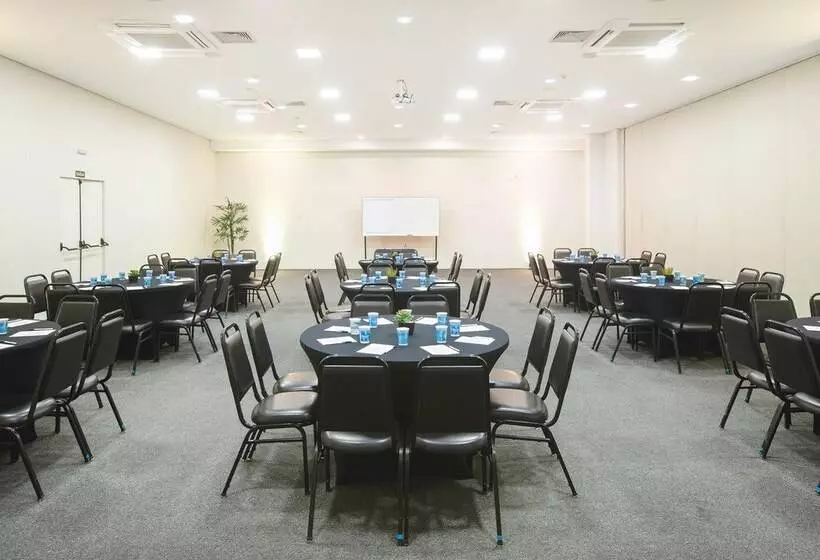 Hotelli Vinhedo Plaza