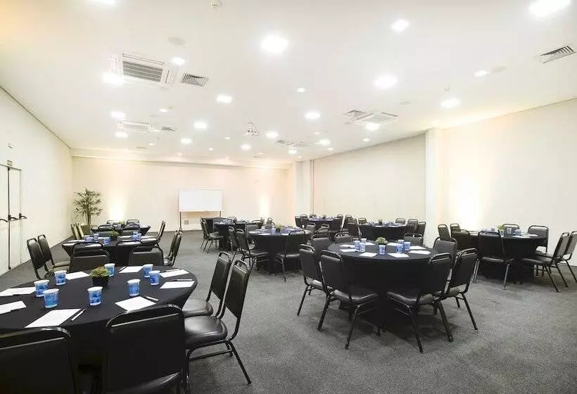 Hotelli Vinhedo Plaza
