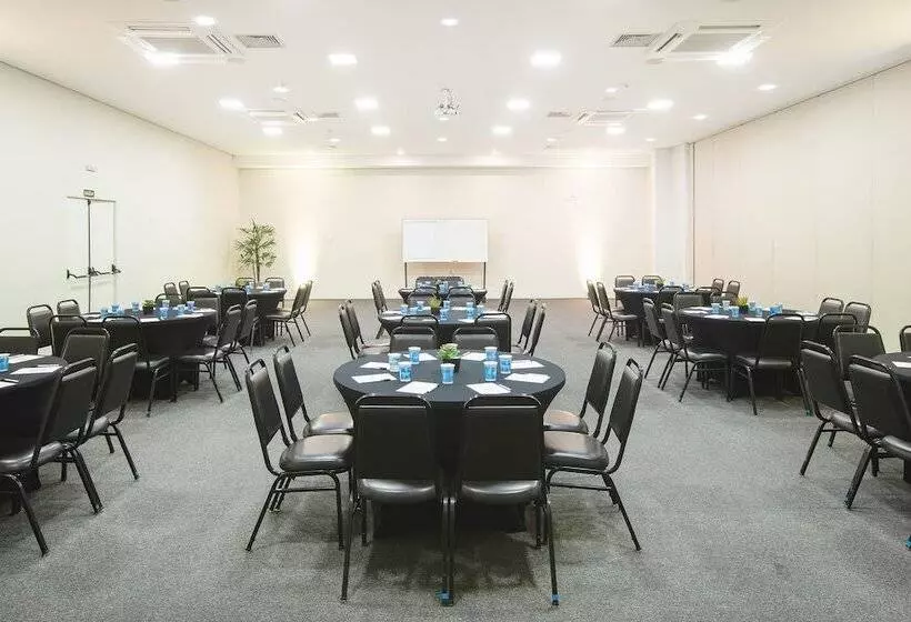 Hotelli Vinhedo Plaza