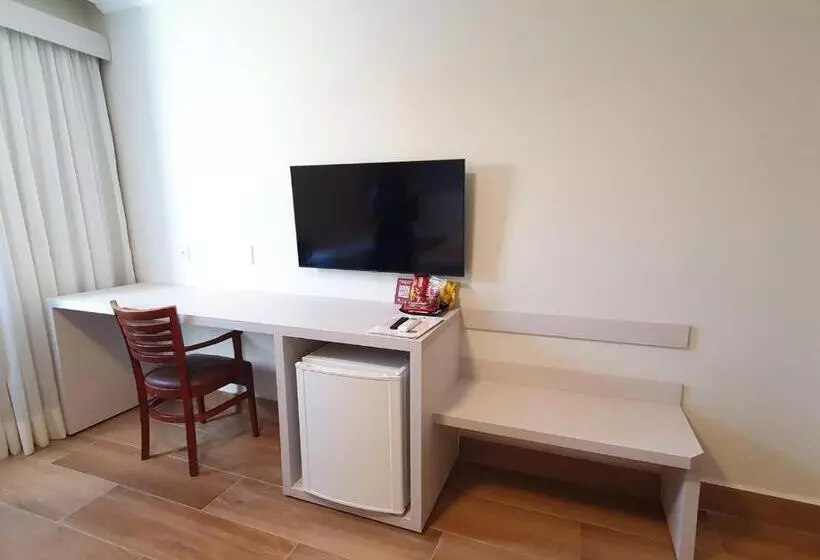 Hotelli Vinhedo Plaza