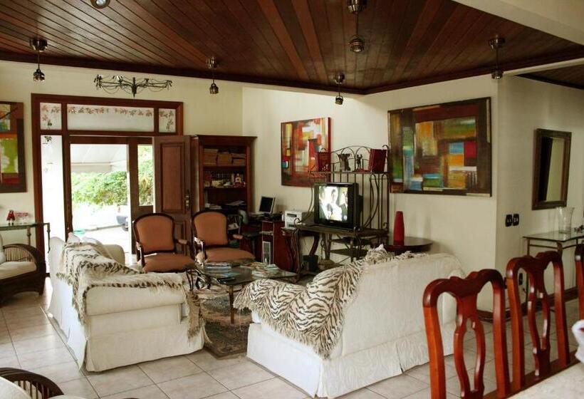 ベッドアンドブレックファースト Village Pendotiba