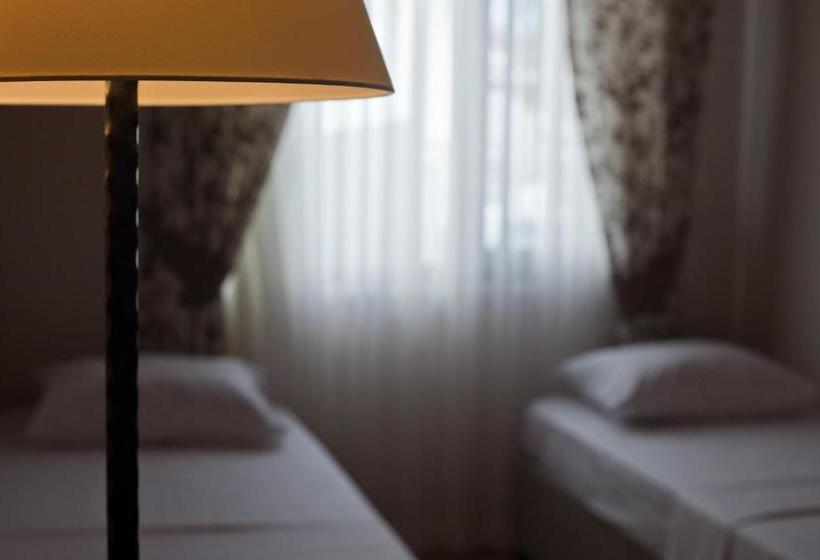 Veni Vidi Dormi  Hostel