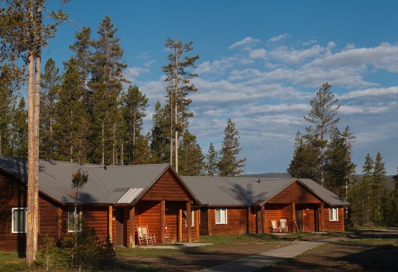 Отель Headwaters Lodge & Cabins At Flagg Ranch
