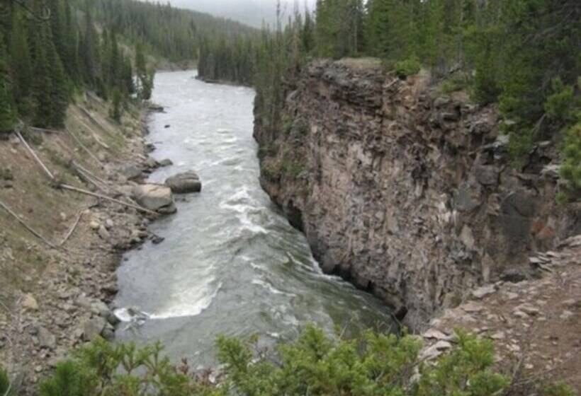 Отель Headwaters Lodge & Cabins At Flagg Ranch