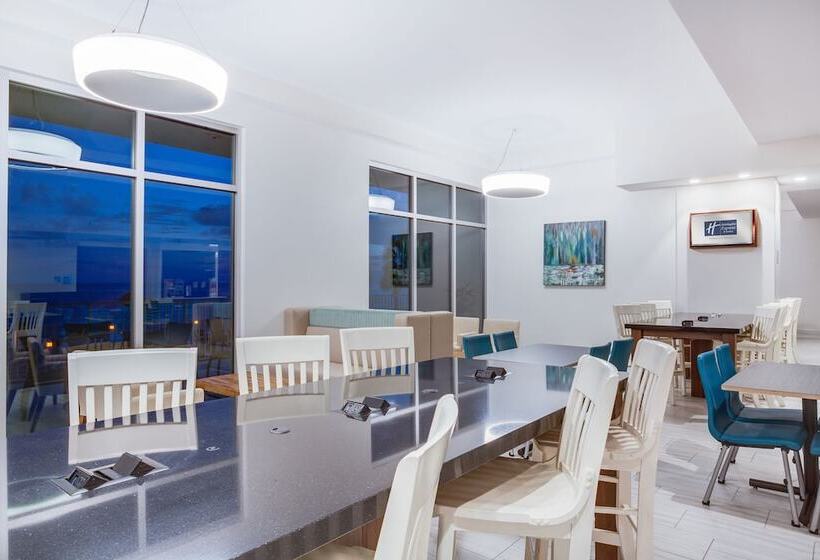 בית מלון כפרי Holiday Inn Express & Suites Panama City Beach Beachfront, An Ihg