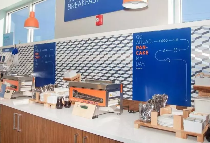 هتل Holiday Inn Express & Suites Panama City Beach Beachfront, An Ihg