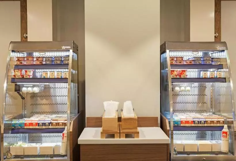 هتل Holiday Inn Express & Suites Panama City Beach Beachfront, An Ihg