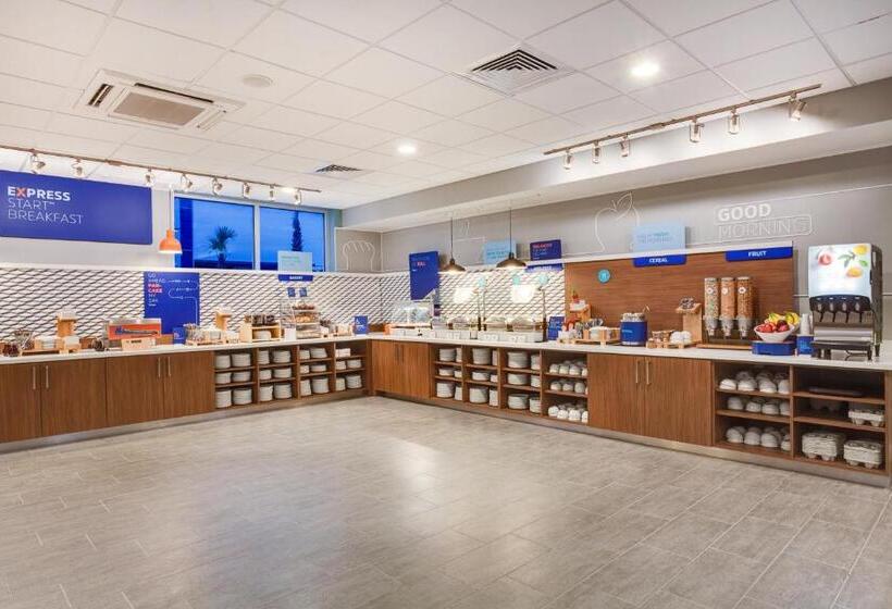 בית מלון כפרי Holiday Inn Express & Suites Panama City Beach Beachfront, An Ihg