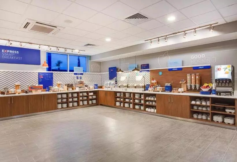 هتل Holiday Inn Express & Suites Panama City Beach Beachfront, An Ihg