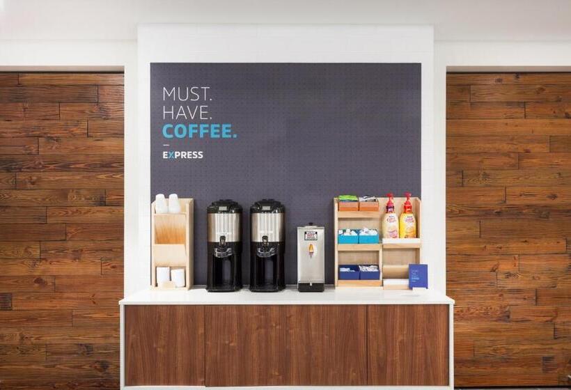 בית מלון כפרי Holiday Inn Express & Suites Panama City Beach Beachfront, An Ihg