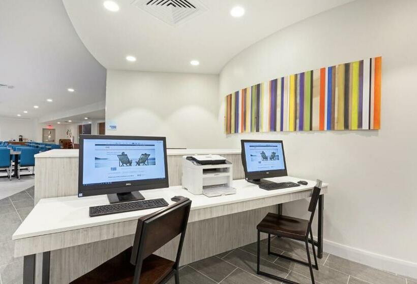 בית מלון כפרי Holiday Inn Express & Suites Panama City Beach Beachfront, An Ihg