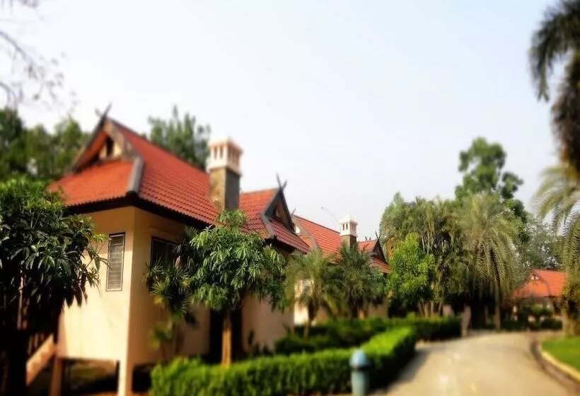 Pruksa Valley Resort   Hostel