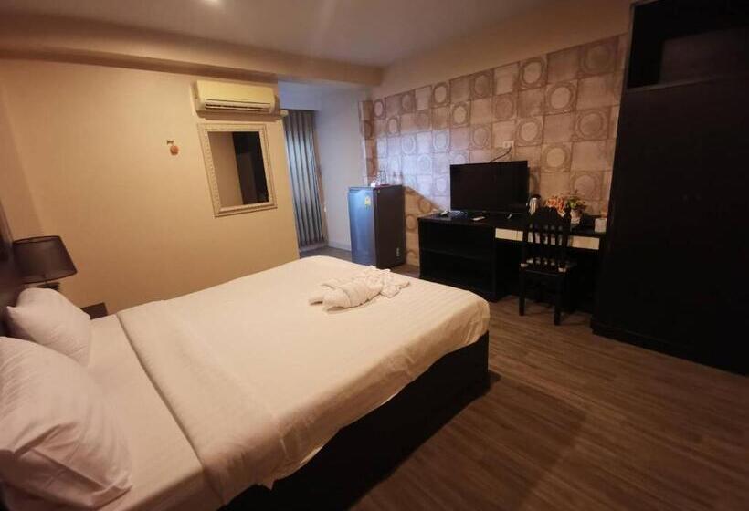 Отель Metro Residence