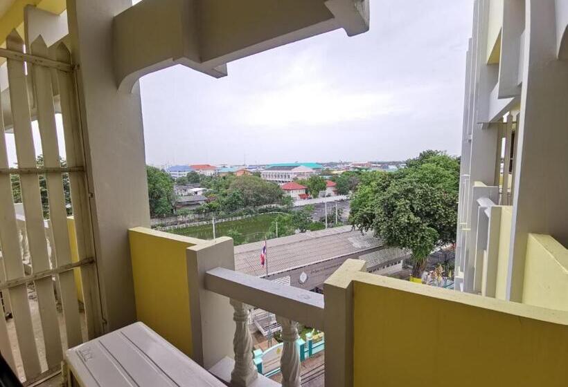 Отель Metro Residence