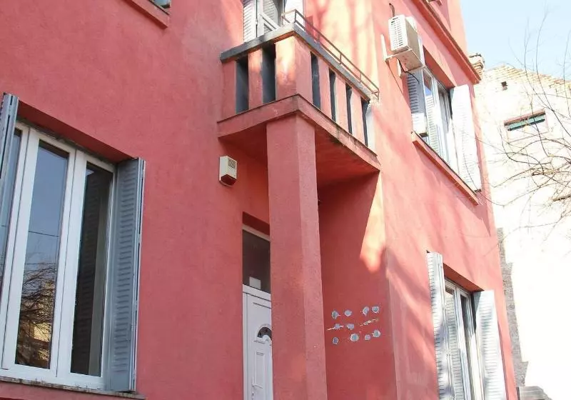 تختخواب و صبحانه Guest House Miss Depolo