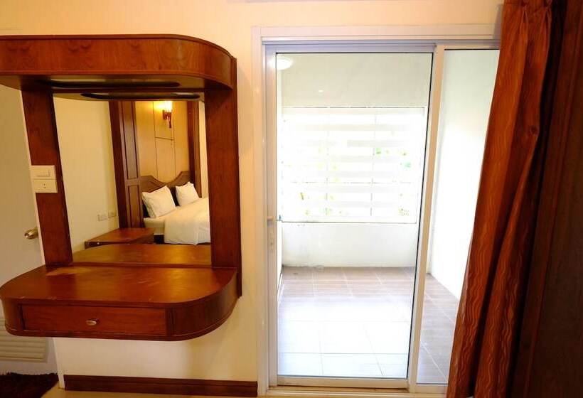 Отель The Muk Lagoon