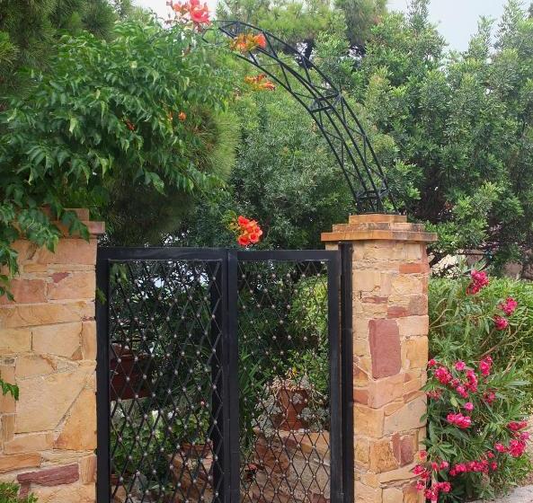 בית מלון כפרי Efta Anemi   Benovias