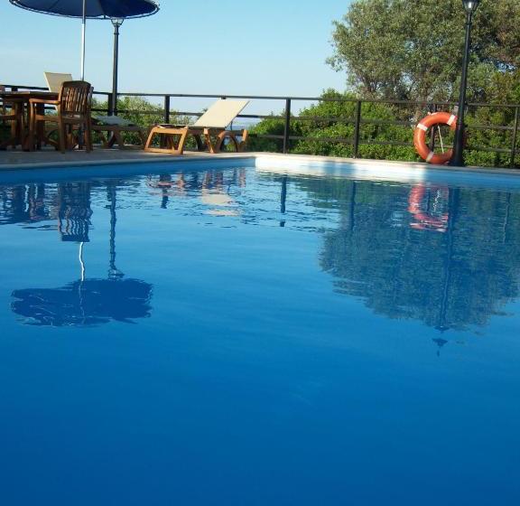 בית מלון כפרי Efta Anemi   Benovias