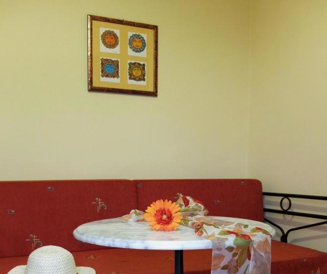 בית מלון כפרי Efta Anemi   Benovias