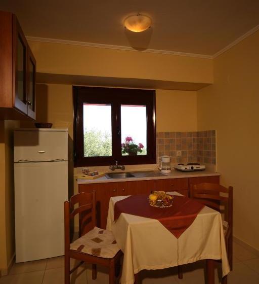 בית מלון כפרי Efta Anemi   Benovias