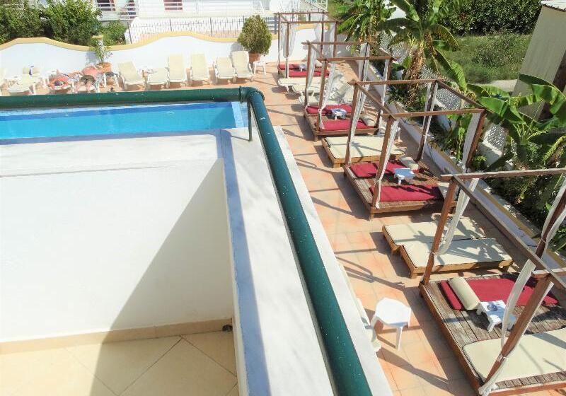 فندق Oasis Beach Club