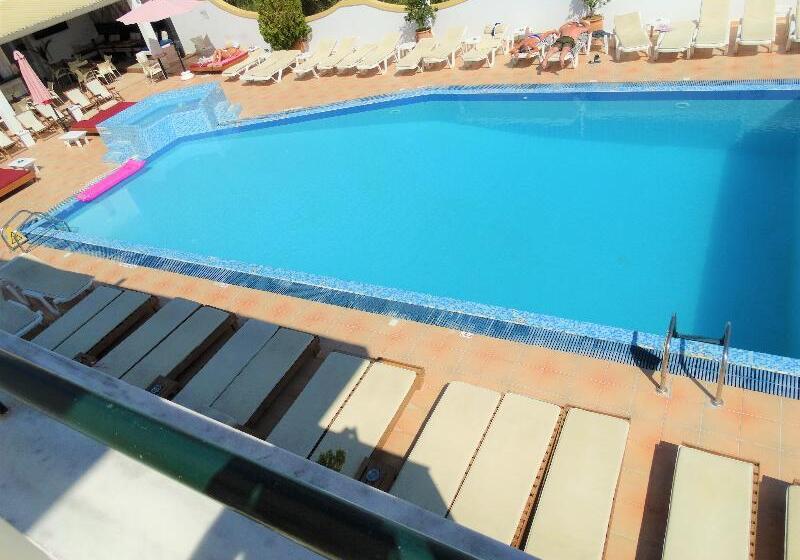 فندق Oasis Beach Club