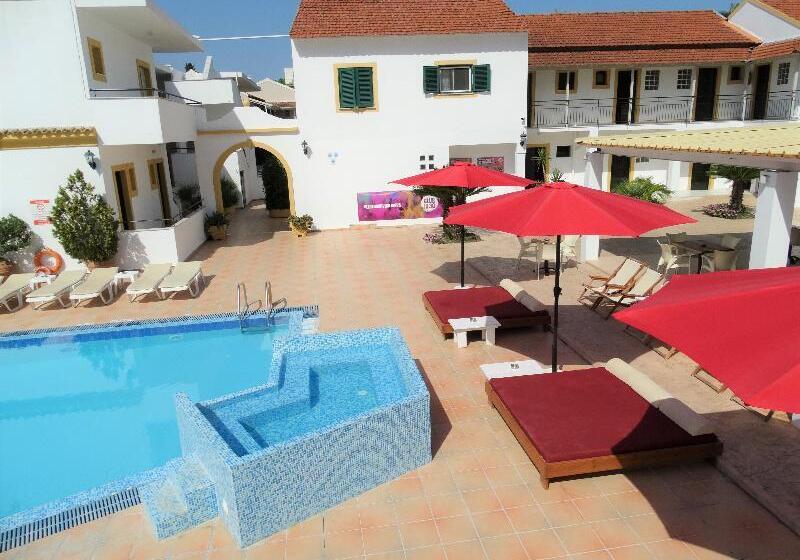 فندق Oasis Beach Club