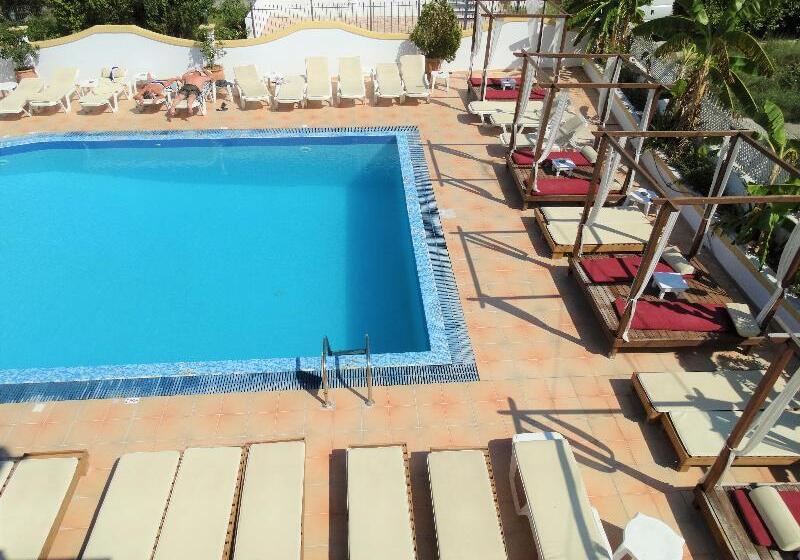 فندق Oasis Beach Club