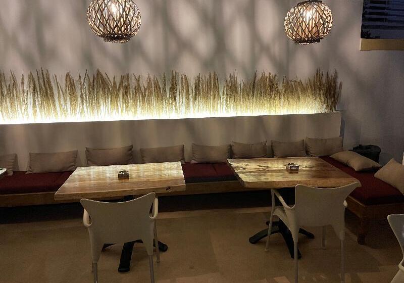 فندق Oasis Beach Club