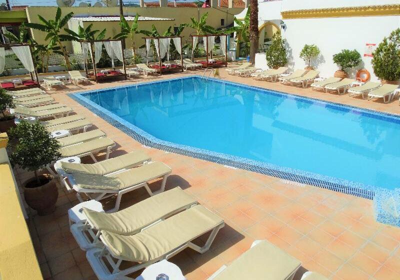 فندق Oasis Beach Club