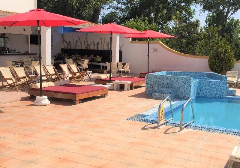 فندق Oasis Beach Club