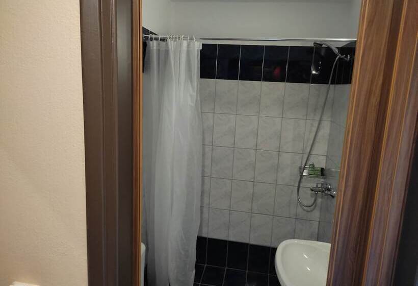 בית מלון כפרי Spartacus House