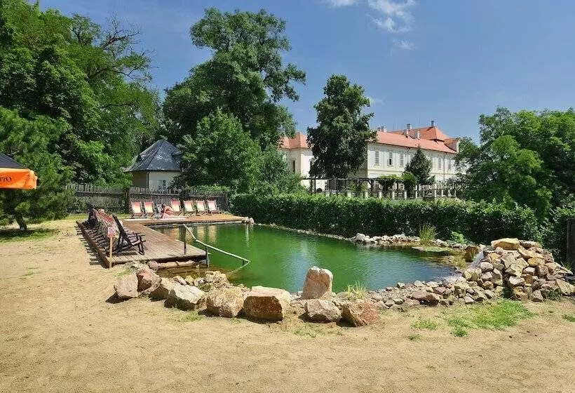 Hotelli Chateau Loucen Garden Retreat
