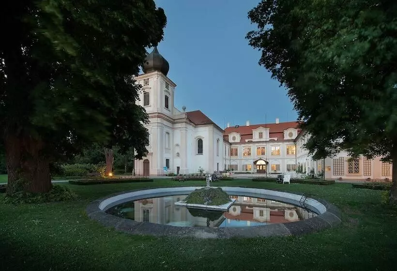 Hotelli Chateau Loucen Garden Retreat
