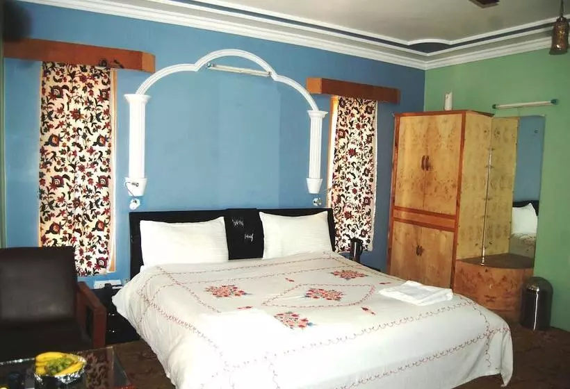Hotel Paradise Inn