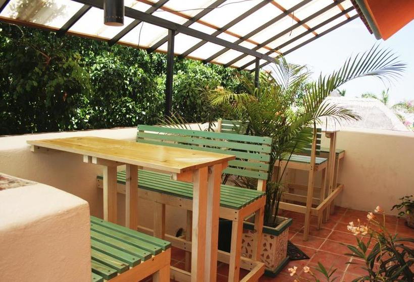 בית מלון כפרי The Yak Hostel