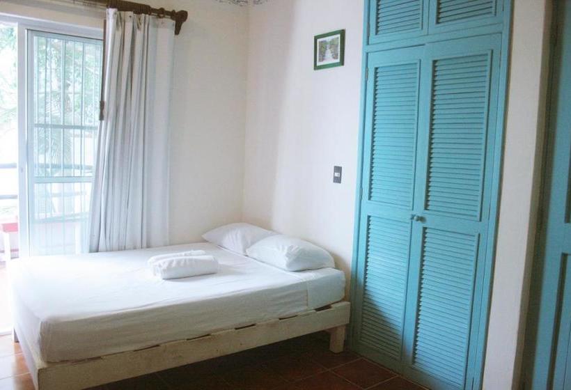 בית מלון כפרי The Yak Hostel